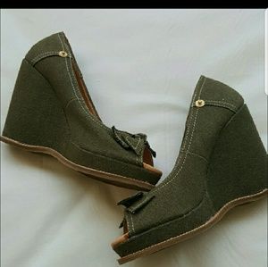 Wedge shoes